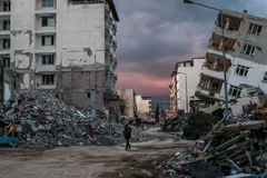 Nhiều tòa nhà bị sập trong trận động đất ở Samandag, Thổ Nhĩ Kỳ. (Ảnh: AFP/TTXVN)