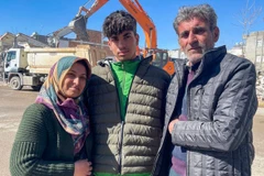 Taha Erdem bên bố mẹ sau khi được cứu thoát. (Nguồn: Arab News)