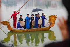 Hát quan họ trên thuyền. (Ảnh: Thanh Tùng/TTXVN)