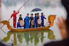 Hát quan họ trên thuyền. (Ảnh: Thanh Tùng/TTXVN)