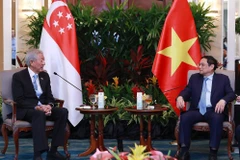 Thủ tướng Phạm Minh Chính tiếp ông Teo Chee Hean, Bộ trưởng cao cấp kiêm Bộ trưởng điều phối an ninh quốc gia Singapore. (Ảnh: Dương Giang/TTXVN)
