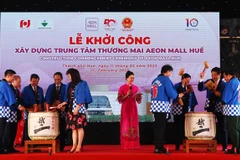 Các đại biểu thực hiện nghi thức đập thùng rượu trong lễ khởi công dự án. (Ảnh: Tường Vi/TTXVN)