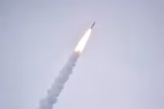 Tên lửa đẩy Epsilon-6 rời bệ phóng tại Trung tâm vũ trụ Uchinoura, tỉnh Kagoshima, Nhật Bản ngày 12/10/2022. (Ảnh: AFP/TTXVN)