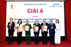 Các tác giả đạt Giải A giải báo chí "Ngọn lửa" của Tạp chí Cộng sản lần thứ VI. (Nguồn: Báo Điện tử Chính phủ)