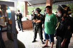 Khám xét nơi ở của Đặng Hoàng Vũ. (Nguồn: Báo Người Lao Động)