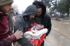 Người cha đau khổ ôm thi thể đứa con thiệt mạng sau trận động đất tại Aleppo, Syria ngày 6/2/2023. (Ảnh: AFP/TTXVN)