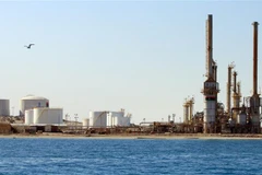 Một cơ sở khai thác dầu ở thị trấn al-Buraqah, Libya. (Ảnh: AFP/TTXVN)
