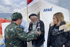 Người dân làng Gorentas, tỉnh Hatay đến nhận hàng hỗ trợ của đoàn cứu hộ cứu nạn Quân đội nhân dân Việt Nam. (Ảnh: Hải Linh/TTXVN)