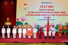 Quyền Chủ tịch nước Võ Thị Ánh Xuân trao Danh hiệu Anh hùng lực lượng vũ trang nhân dân tặng lực lượng Cảnh vệ Công an nhân dân. (Ảnh: Phạm Kiên/TTXVN)