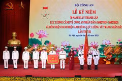 Quyền Chủ tịch nước Võ Thị Ánh Xuân trao Danh hiệu Anh hùng lực lượng vũ trang nhân dân tặng lực lượng Cảnh vệ Công an nhân dân. (Ảnh: Phạm Kiên/TTXVN)