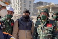 Tình nguyện viên Lưu Thái Hưng tham gia các hoạt động hỗ trợ đoàn cứu hộ cứu nạn Quân đội nhân dân Việt Nam tai Hatay, Thổ Nhĩ Kỳ. (Ảnh: Hải Linh/TTXVN)