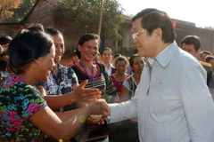 Chủ tịch nước Trương Tấn Sang thăm hỏi cán bộ, nhân dân xã biên giới Quảng Trực, huyện Tuy Đức. (Ảnh: Nguyễn Khang/TTXVN)