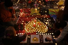 Người dân thắp nến tưởng niệm các nạn nhân thiệt mạng trong vụ tấn công tại Brussels, Bỉ. (Nguồn: AFP/TTXVN)