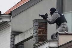 Lực lượng đặc nhiệm trong cuộc giao tranh với các nghi can khủng bố tại Forest. (Nguồn: AFP/TTXVN)