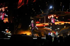 Thủ lĩnh The Rolling Stones, Mick Jagger, mở màn đêm diễn với Jumpin' Jack Flash. (Nguồn: AFP)