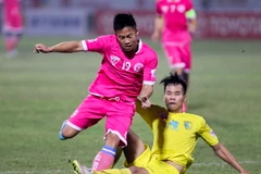 Một pha tranh chấp giữa cầu thủ 2 đội. (Ảnh: Quốc Khánh/TTXVN)