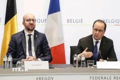 Thủ tướng Bỉ Charles Michel (trái) và Tổng thống Pháp François Hollande (phải) tại cuộc họp báo chung tại Brussels (Bỉ). (Nguồn: AFP/TTXVN)