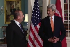 Ngoại trưởng Mỹ John Kerry và người đồng cấp Thổ Nhĩ Kỳ Mevlut Cavusoglu. (Nguồn: zete.com)