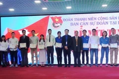 Trao tặng giấy khen cho các cơ sở, đoàn viên suất sắc. (Ảnh: Duy Trinh/Vietnam+)