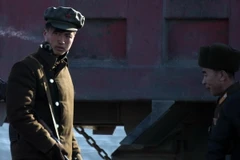 Binh sỹ quân đội Triều Tiên gác trên con tàu trên sông Yalu tại thị trấn biên giới Sinuiju. (Nguồn: AFP/TTXVN)