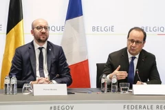 Thủ tướng Bỉ Charles Michel (trái) và Tổng thống Pháp François Hollande (phải) tại cuộc họp báo chung tại Brussels (Bỉ). (Nguồn: AFP/TTXVN)