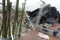 Hiện trường vụ sập sân khấu. (Ảnh: Nguyệt Linh/Vietnam+)