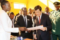 Chủ tịch nước Trương Tấn Sang xem các sản phẩm phục vụ cho công nghệ thông tin của Khu chế xuất Ubungo. (Ảnh: Nguyễn Khang/TTXVN)