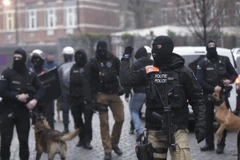 Cảnh sát Bỉ phong tỏa tuyến đường dẫn tới Molenbeek trong chiến dịch truy quét khủng bố ngày 18/3. (Nguồn: AFP/TTXVN)