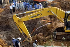 Các phương tiện máy móc xử lý sự cố vỡ đường ống dẫn nước sạch. (Ảnh: Tuấn Anh/TTXVN)