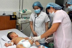 Điều trị cho bệnh nhi viêm não mô cầu. (Ảnh: Phương Vy/TTXVN)