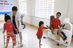 Điều trị các cháu nạn nhân chất độc da cam tỉnh Quảng Trị tại Trung tâm tập phục hồi chức năng. (Ảnh: Anh Tuấn/TTXVN)