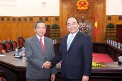 Phó Thủ tướng Nguyễn Xuân Phúc tiếp Bộ trưởng Bộ Khoa học và Công nghệ Lào Boviengkham Vongdara. (Ảnh: Phương Hoa/TTXVN)