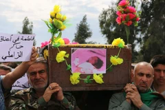 Người dân tổ chức đám ma cho em bé 3 tuổi thiệt mạng trong cuộc tấn công. (Nguồn: news.sky.com)