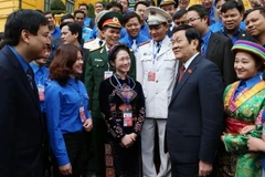 Chủ tịch nước Trương Tấn Sang với các cán bộ, đoàn viên tiêu biểu toàn quốc 2016. (Ảnh: Nguyễn Khang/TTXVN)