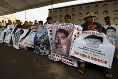 Thân nhân của các sinh viên mất tích tham gia cuộc biểu tình quy mô lớn tại thủ đô Mexico City kêu gọi chính quyền đẩy nhanh chiến dịch tìm kiếm. (Nguồn: AFP/TTXVN)