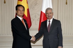Thủ tướng Nguyễn Tấn Dũng hội kiến với ngài Claude Bartolone, Chủ tịch Hạ viện Pháp, trong chuyến thăm Pháp tháng 12/2015. (Ảnh: Đức Tám/TTXVN)