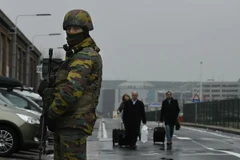 Lực lượng an ninh Bỉ gác trên tuyến đường bên ngoài sân bay Zaventem. (Nguồn: AFP/TTXVN)