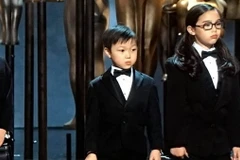 Ba cô cậu bé người gốc Á mà Chris Rock giới thiệu là những kế toán viên từ PwC. (Nguồn: hollywoodreporter.com)