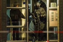 Cảnh sát Hà Lan trong cuộc bố ráp ở Rotterdam. (Nguồn: hln.be)