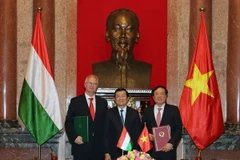 Chủ tịch nước Trương Tấn Sang chứng kiến lễ ký Hiệp định tương trợ tư pháp về hình sự giữa Việt Nam và Hungary. (Ảnh: Nguyễn Khang/TTXVN)