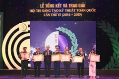 Giáo sư-tiến sỹ Nguyễn Thiện Nhân trao Bằng khen của Thủ tướng Chính phủ cho sáu cá nhân, tập thể đoạt giải Nhất của Hội thi. (Ảnh: Anh Tuấn/TTXVN)