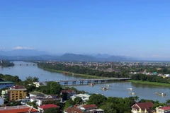 Phát triển đô thị Huế trên cơ sở lấy sông Hương làm trục chính, nhìn về phía thượng nguồn. (Ảnh: Quốc Việt/TTXVN)