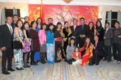 Nhân viên sứ quán và bà con chụp ảnh kỷ niệm tại buổi gặp mặt. (Ảnh: Đức Chung/Vietnam+)