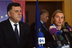 Thủ tướng Libya Fayez el-Sarraj (trái) và Cao ủy Liên minh châu Âu phụ trách chính sách an ninh- đối ngoại Federica Mogherini trong cuộc họp báo về việc thành lập Chính phủ đoàn kết dân tộc ở Libya. (Nguồn: AFP/TTXVN)