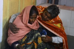 Một nạn nhân bị thương trong trận động đất được điều trị tại bệnh viện ở Siliguri. (Nguồn: AFP/TTXVN)