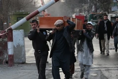 Chuyển thi thể nạn nhân tại hiện trường vụ tấn công khủng bố ở Kabul, Afghanistan. (Nguồn: THX/TTXVN)