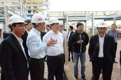 Bộ trưởng Trần Hồng Hà kiểm tra hệ thống nước xả thải của Nhà máy Alumin Nhân Cơ. (Ảnh: Ngọc Minh/TTXVN)