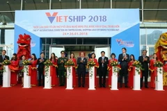 Lễ cắt băng khai mạc triển lãm. (Ảnh: Huy Hùng/TTXVN)