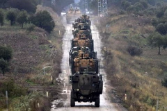 Đoàn xe quân sự Thổ Nhĩ Kỳ tập kết tại Hassa, tiến về biên giới Syria. (Nguồn: AFP/TTXVN)