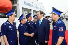 Chủ tịch nước Trần Đại Quang với cán bộ, chiến sỹ Bộ Tư lệnh Vùng Cảnh sát biển 3. (Ảnh: Nhan Sáng/TTXVN)
